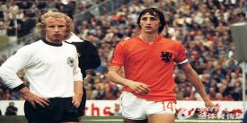 视角下的克鲁伊夫传奇：从球场天才到足球文明的奠基者- IM体育